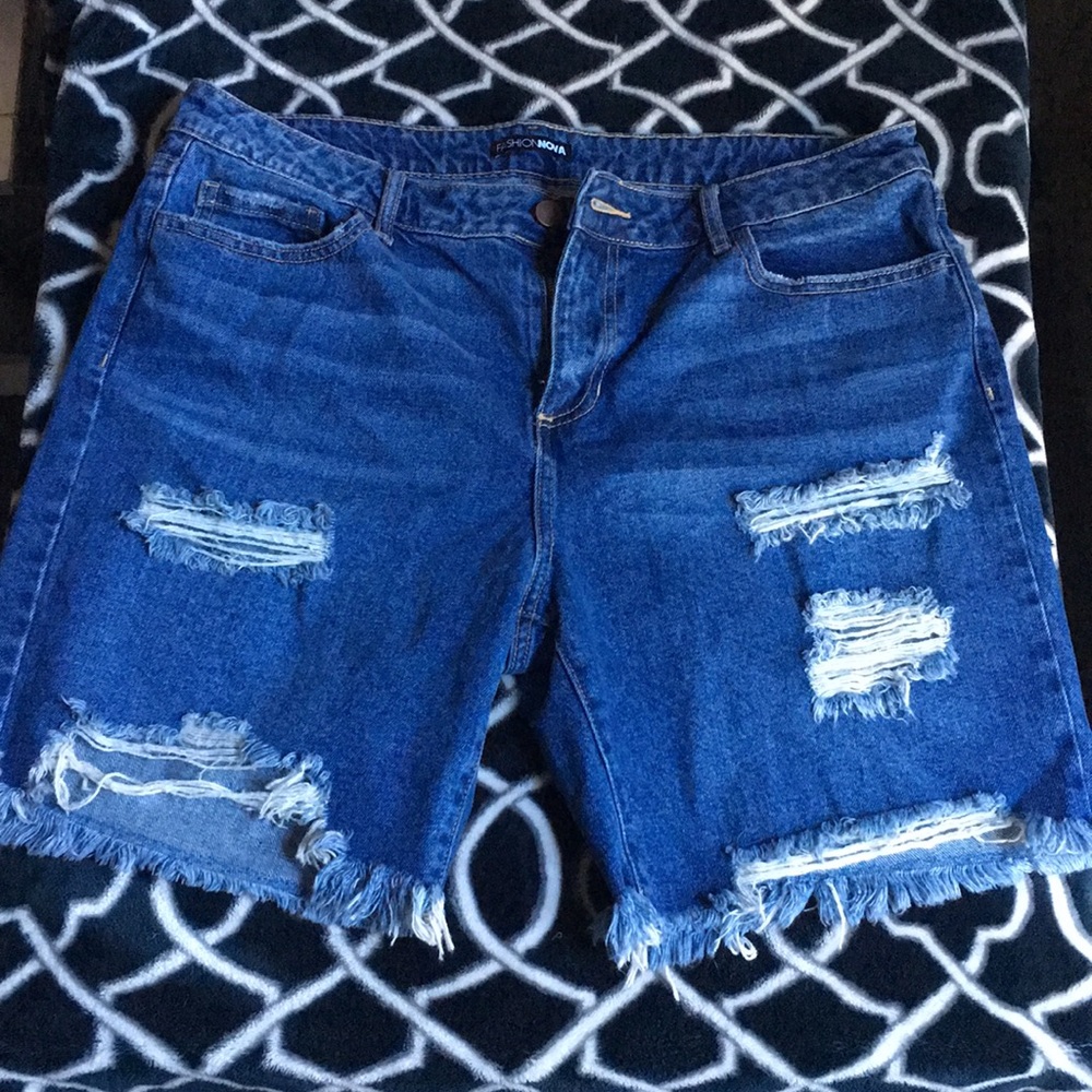 Fashion Nova distressed Jean shorts size 15